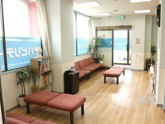 明るい待合スペース  