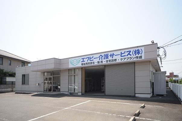 空の下の建物外観