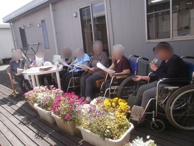 花に囲まれたテラス
