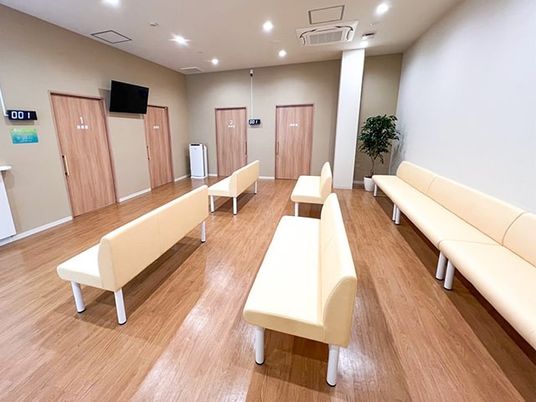 ベンチのある待合室  