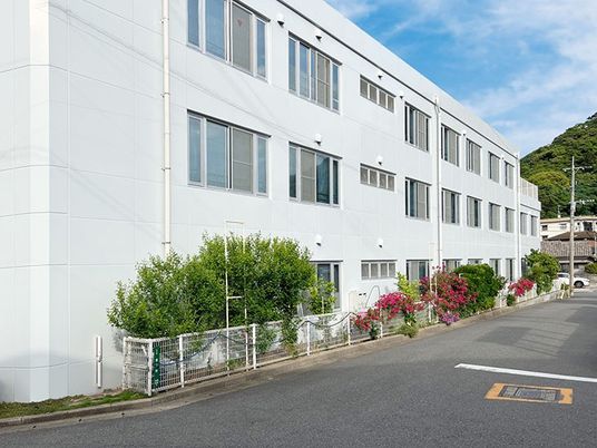白い建物の外観  