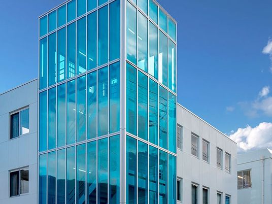 ガラス張りの建物外観  