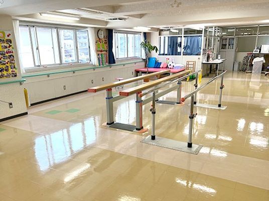 手すり付きの機能訓練室  
