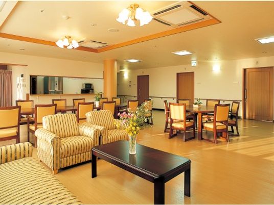 多目的スペースの明るい空間