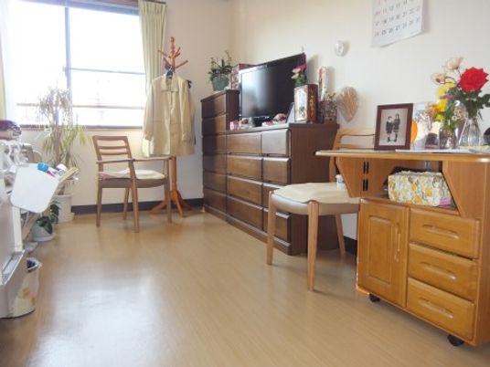 明るい居室の様子