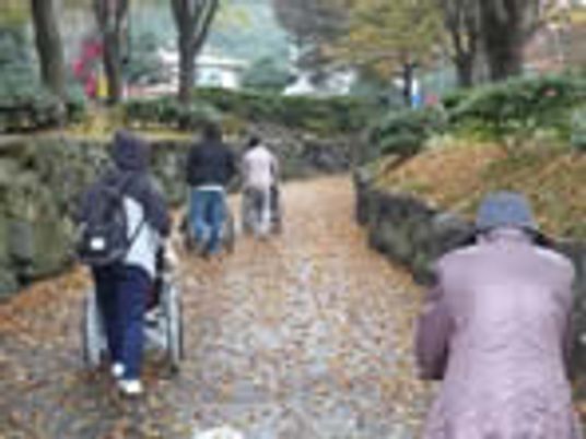 散歩する人々の後姿