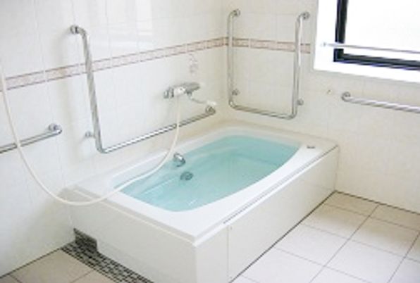 手すり付き清潔な浴室