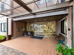 入り口の明るいエントランス