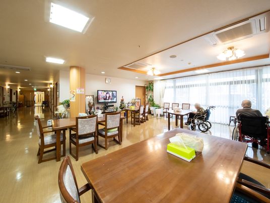 広い共有スペースと人々