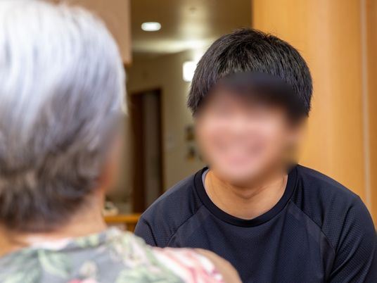 会話を楽しむ人々