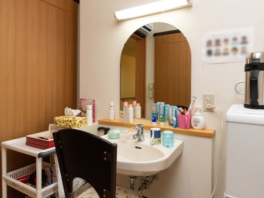 整えられた洗面台と鏡