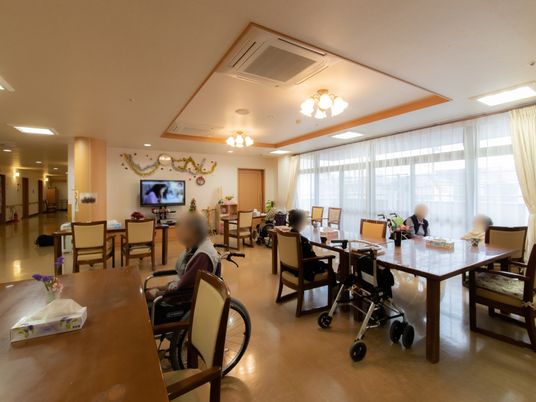 明るい共用ダイニングルーム