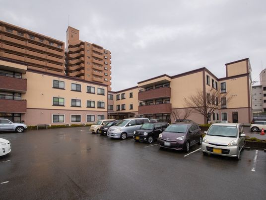 広々とした施設駐車場