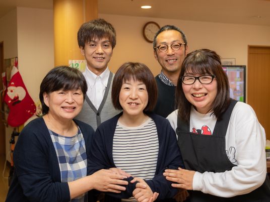 明るい雰囲気のスタッフ集合
