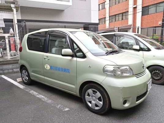 送迎車が停車する外観  