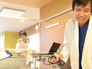 スタッフと機器のあるラウンジ  