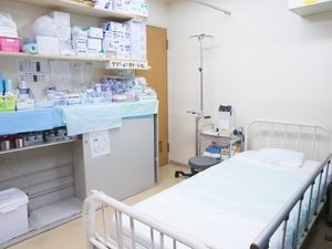 備品が並ぶ居室  