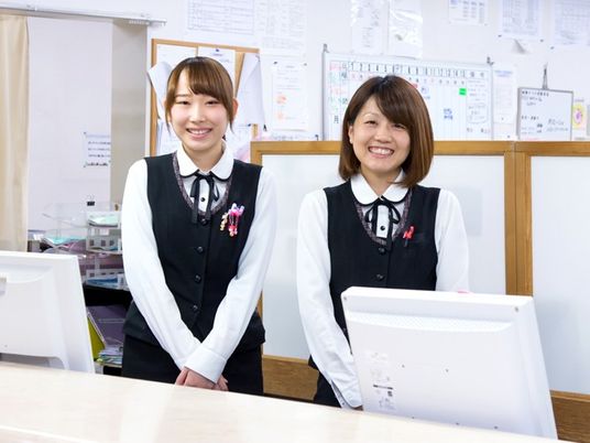 受付に立つスタッフ  