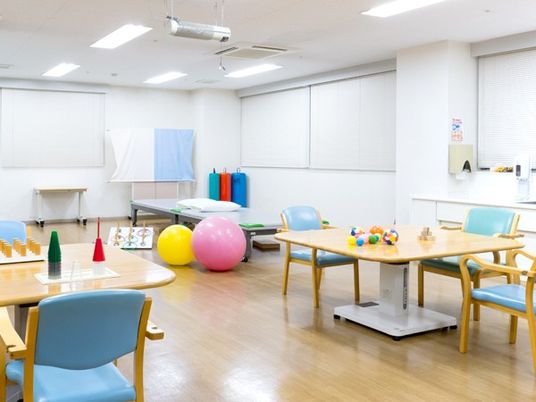 機能訓練室の明るい室内  