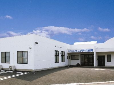 白い壁のモダンな外観