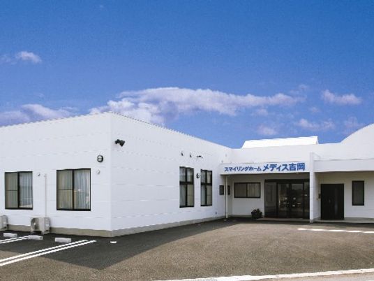 白い壁のモダンな外観