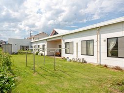 白壁の建物と緑の中庭