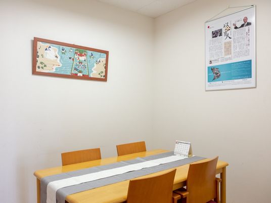 掲示物を備えた休憩室