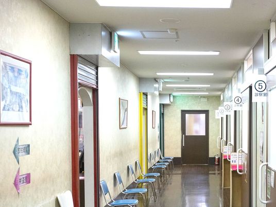 診察室前の廊下  