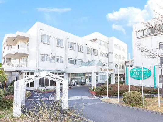 白い建物の外観  