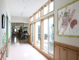 明るい廊下と利用者