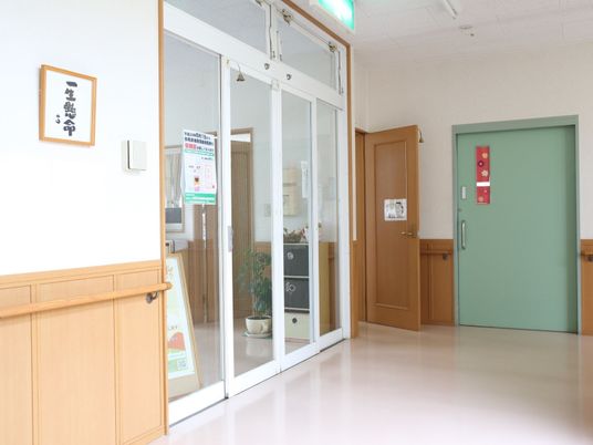 明るく清潔な廊下