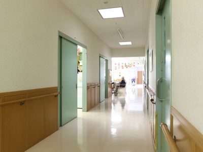 廊下に人物あり