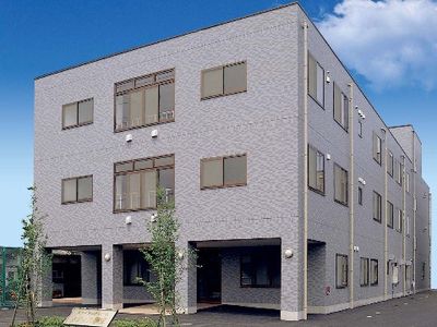 現代的な外観の建物