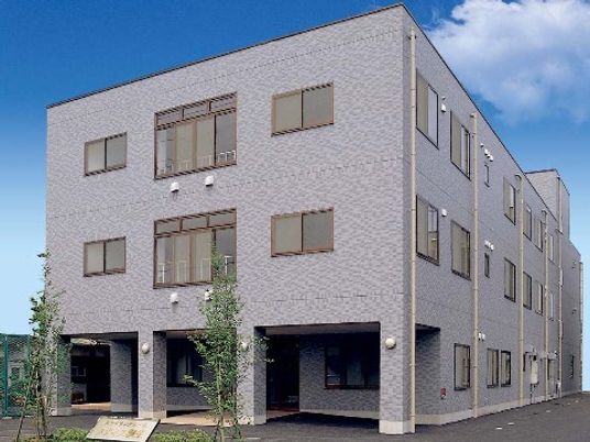 現代的な外観の建物