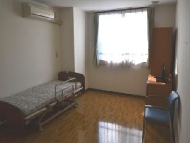 居室のシンプルな配置 居室 明るい光が差し込む居室です。居住者の快適な生活をサポートするための必要最小限の家具が配置されています。