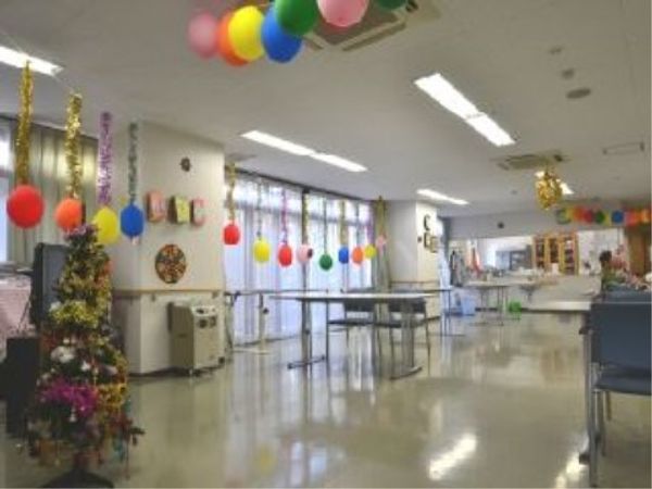 多彩な飾りつけの明るい空間