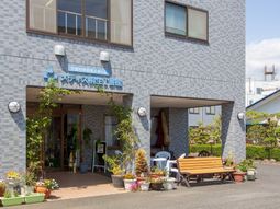 青空の下の建物入口