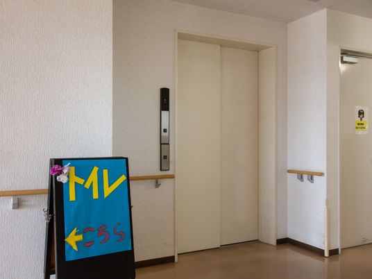  廊下の案内板とエレベーター 