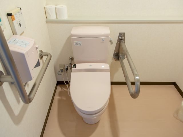 バリアフリー設計のトイレ トイレ  手すり付きでゆったりとしたトイレ空間です。安心してご利用いただける工夫がされています。