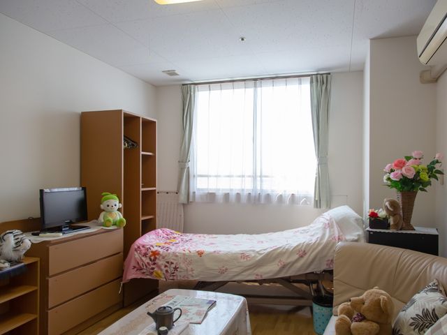 明るい居室の一例 居室  床から天井までの窓で日差しが満ちる居室です。エアコン完備で、季節を問わず快適に過ごせます。