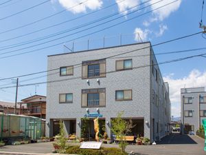  青空と建物の外観 