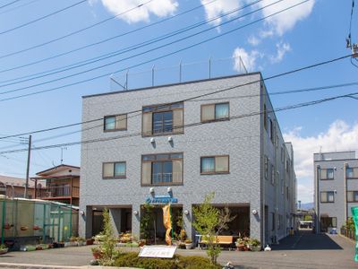  青空と建物の外観 