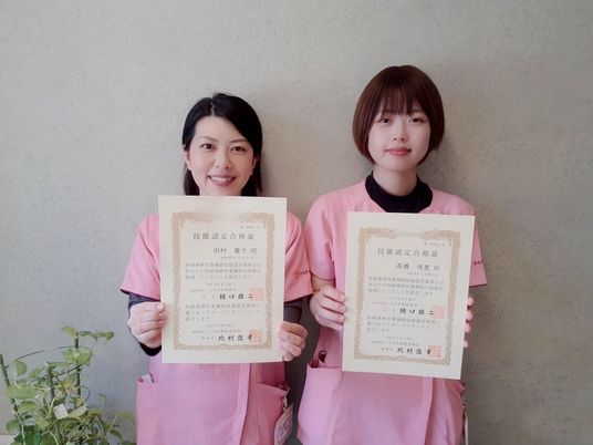 資格証を持つ職員の様子  
