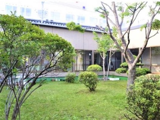 緑豊かな施設の庭