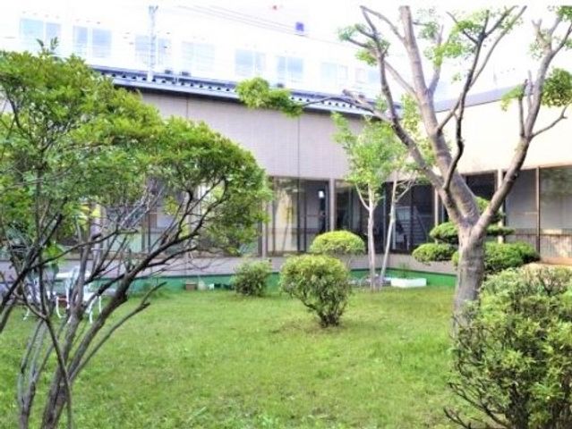 緑豊かな施設の庭 中庭 ゆったりとした自然に囲まれた庭は、安らぎのひとときを提供します。新緑の季節も楽しめる癒しの空間です。