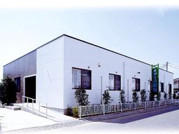 白い壁の建物外観