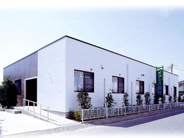 白い壁の建物外観