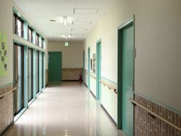 明るく清潔な廊下