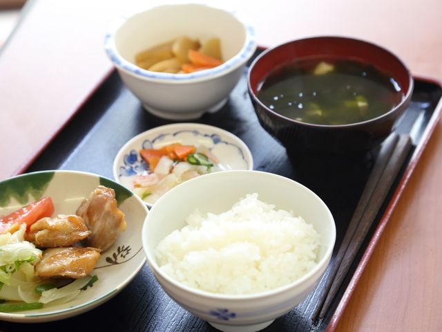 食事のセット 食事 バランスの取れた栄養満点な食事を提供しており、健康を支える美味しい献立が自慢です。食事の時間も楽しみの一つになることでしょう。