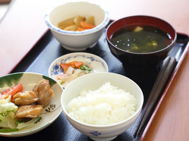 食事のセット 食事 バランスの取れた栄養満点な食事を提供しており、健康を支える美味しい献立が自慢です。食事の時間も楽しみの一つになることでしょう。